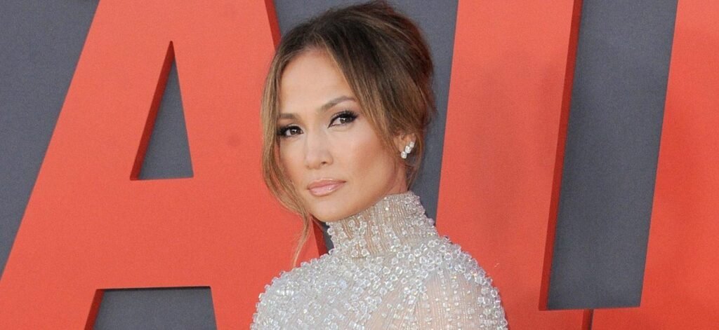 Jennifer Lopez Brushes Aside Ben Affleck Divorce Drama To Share A Sultry Selfie