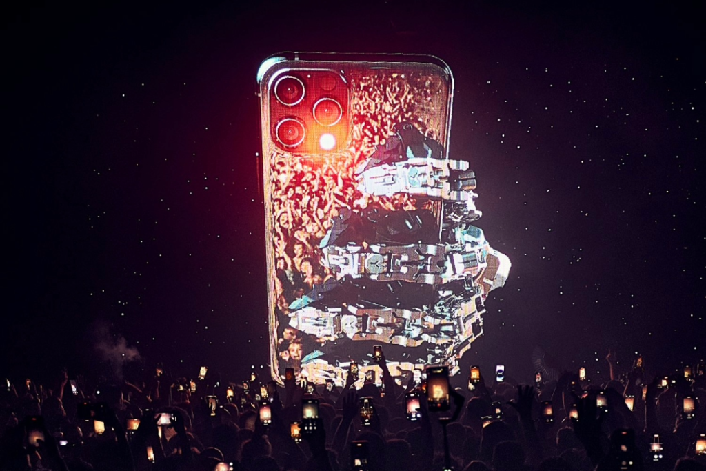 Are Smartphones Killing The Proper Dance Floor Experience?