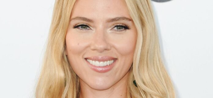 Scarlett Johansson Wows In Soaking Wet Swimsuit Poolside
