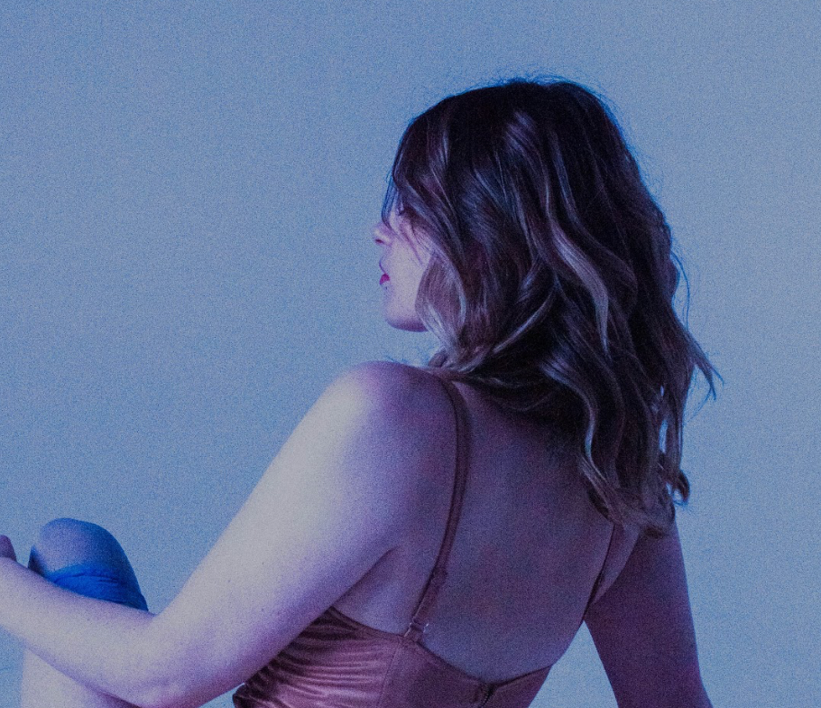 Annabel Asher shares volcanic alt-pop production "SHUT ME UP"