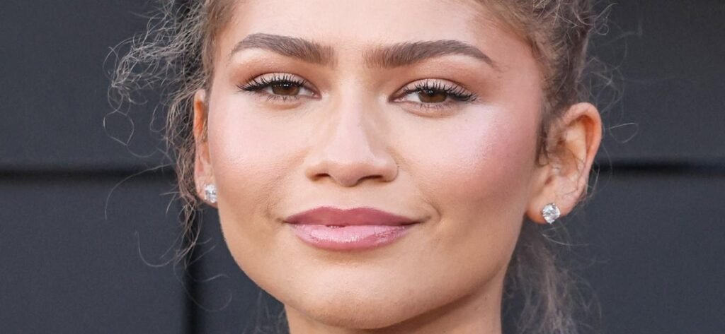 Zendaya In Plunging Swimsuit And High Heels Is A '10'
