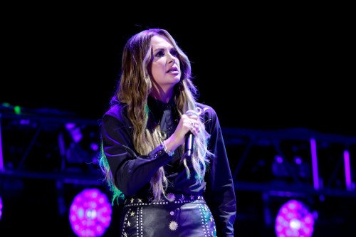 Carly Pearce has heckler thrown out of Minnesota concert