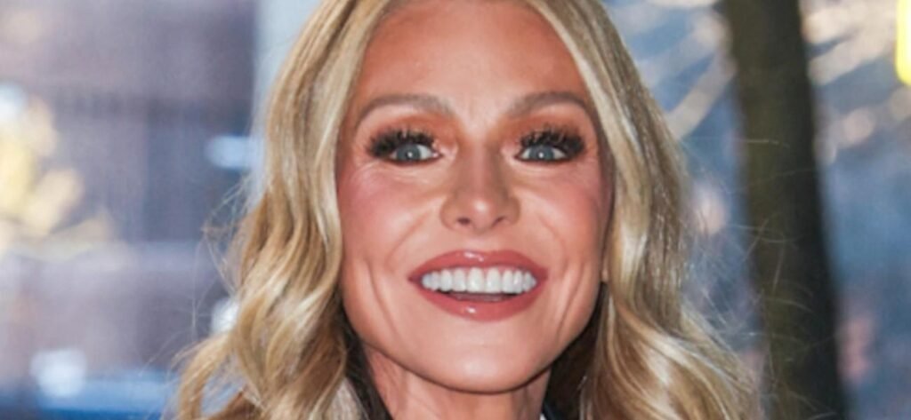 Kelly Ripa In Tight Swimsuit Shows Swimwear Appropriate For 'Small' People