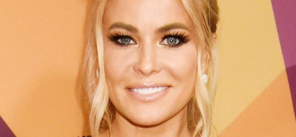 Carmen Electra Kissing Miami Model In Bikini Proves 'Girls Like Girls'