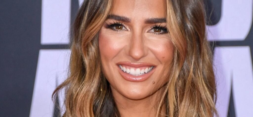 Jessie James Decker 'Walks Around' Nashville In Tight Swimsuit And Heels