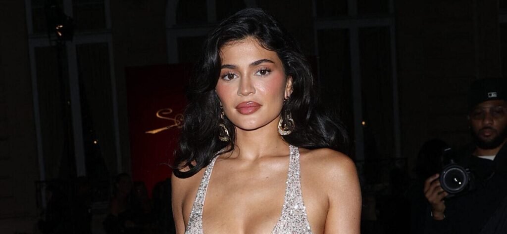 Kylie Jenner Goes Makeup-Free In Stunning New Bikini Selfies