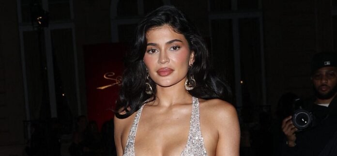 Kylie Jenner Goes Makeup-Free In Stunning New Bikini Selfies