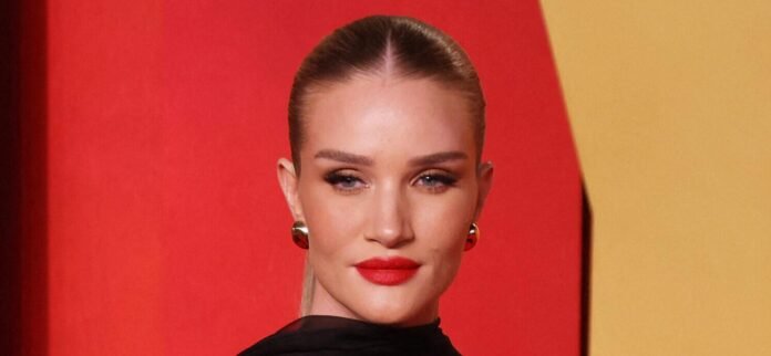 Rosie Huntington-Whiteley Flaunts Supermodel Body In Tiny Bikini