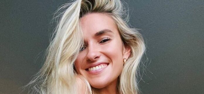 Kayla Simmons Sizzles In Barely-There Pink Bikini As She Shows Off Moves