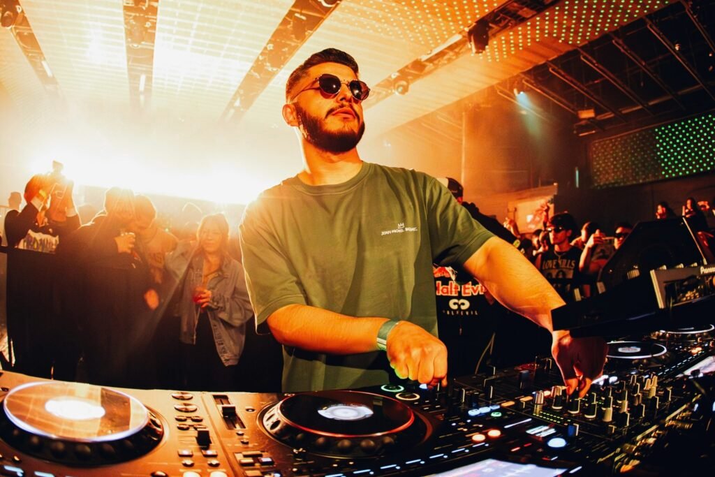 Swavé Blends Tech House With Afrobeat On New Single, “Weekend”