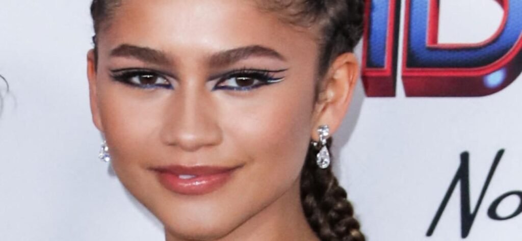 Zendaya Impresses In Outdoors In Braless Neck Scarf