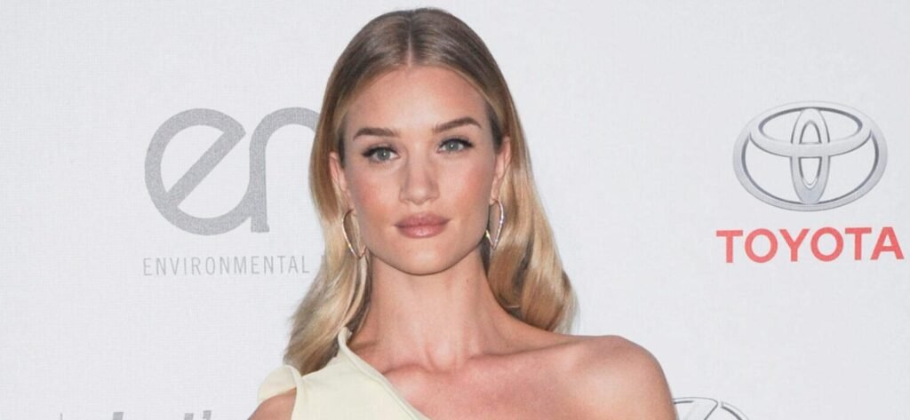 Rosie Huntington-Whiteley Flaunts Bikini Body For New Burberry Campaign