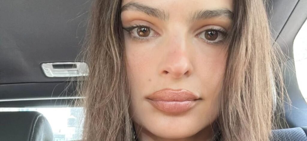 Emily Ratajkowski Highlights Her 'Very Nice Body' In Mexico Bikini Poolside