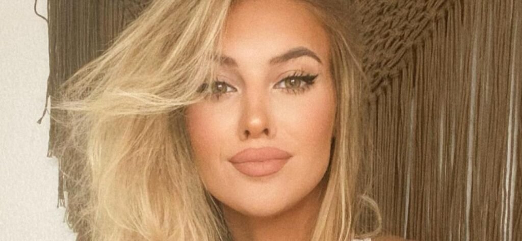 Veronika Rajek Proves She's A 'Magician' In Braless Tube Top