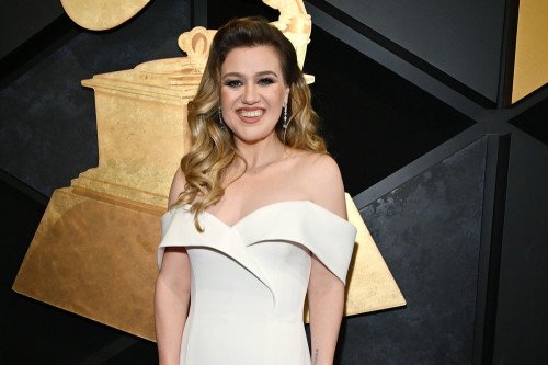 Pop star Kelly Clarkson is too busy to tour