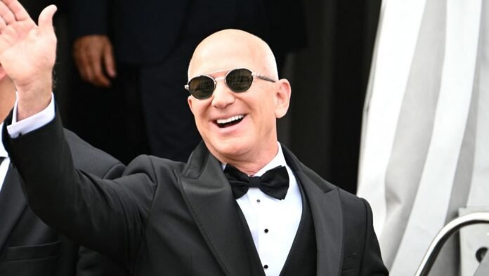 Jeff Bezos & Lauren Sanchez’s Wedding Photos: See Pics