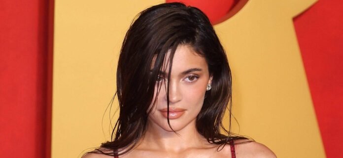 Kylie Jenner In Sexy Sportswear Begs 'Come Workout With Me'