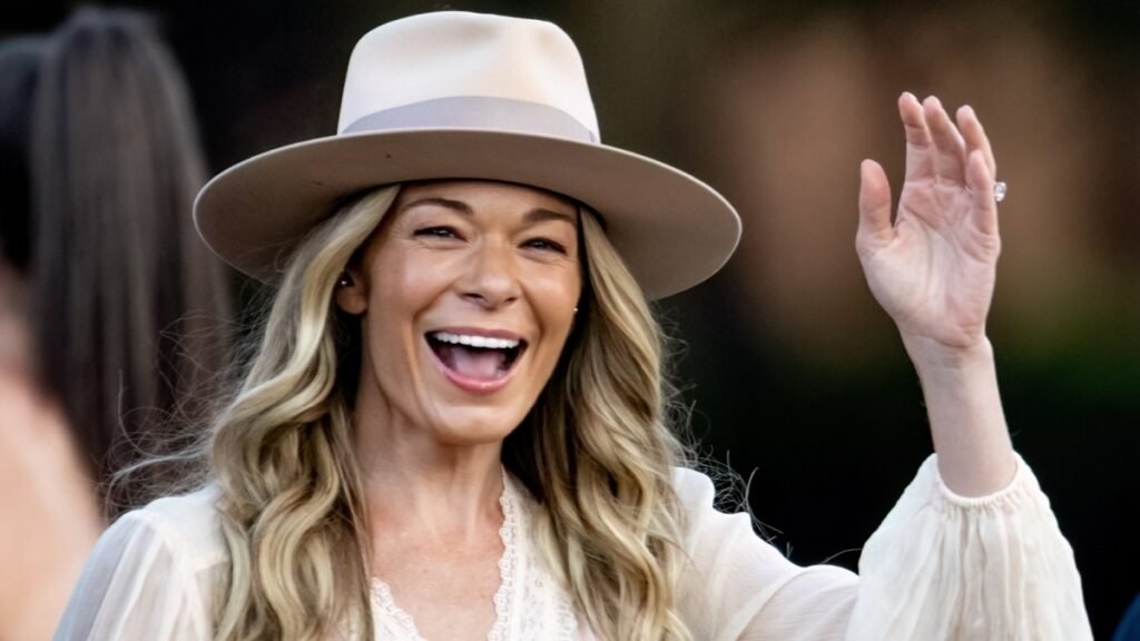 LeAnn Rimes Finishes Concert Despite Teeth Falling Out