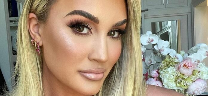 Jason Aldean's Wife Criticized For Bikini Making Her Chest 'Look Bigger'