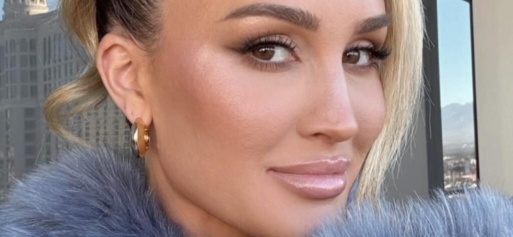 Jason Aldean's Wife In Skimpy Bikini Offers Rear View During Ocean Jump