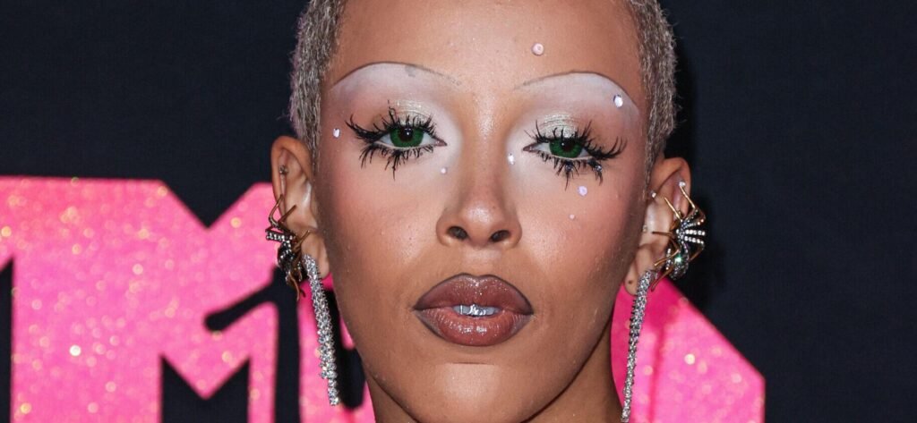 Doja Cat In Braless Plunging Dress Told 'Nobody Cares'