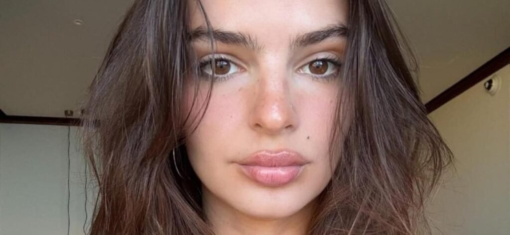 Emily Ratajkowski In Daring Swimsuit Leaves Fans 'Zooming In'