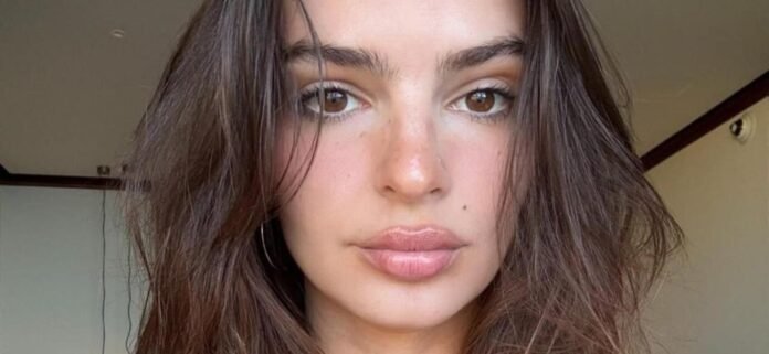 Emily Ratajkowski In Daring Swimsuit Leaves Fans 'Zooming In'