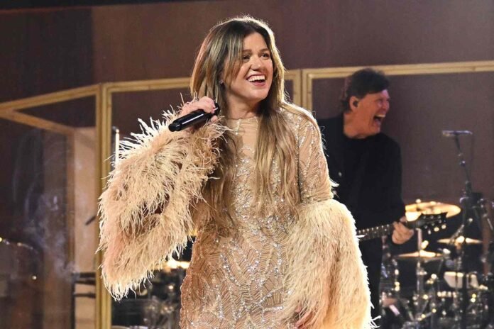 Kelly Clarkson Kicks Off Las Vegas Residency 1 Week After Last-Minute Cancellation
