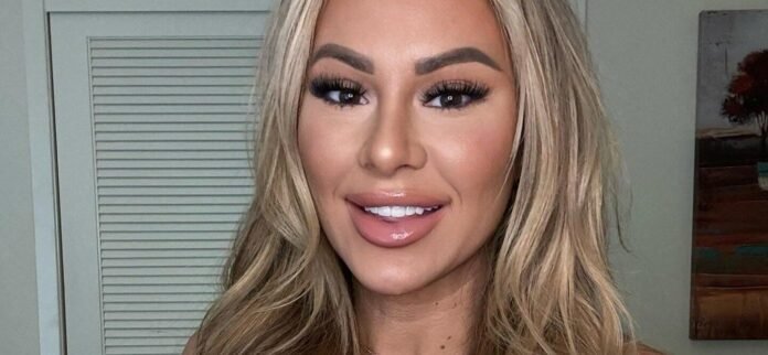 Kindly Myers In Strapless Dress Teases An 'Eye-Popping View'