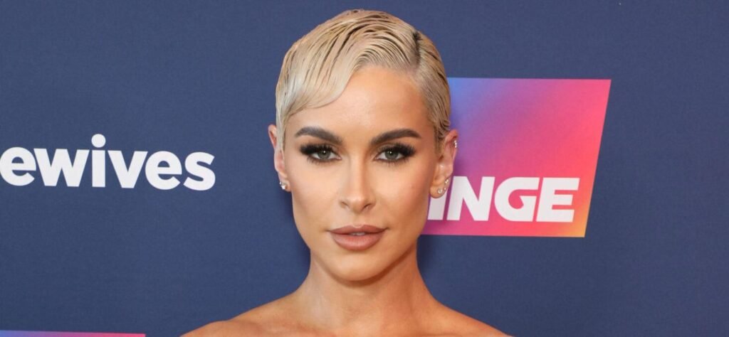 Ellie Gonsalves In A Tiny Yellow Bikini Takes The 'Best Bathroom Selfie'