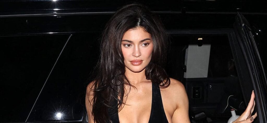 Kylie Jenner Sizzles In The 'Perfect Vintage Bombshell-Inspired Swimwear'