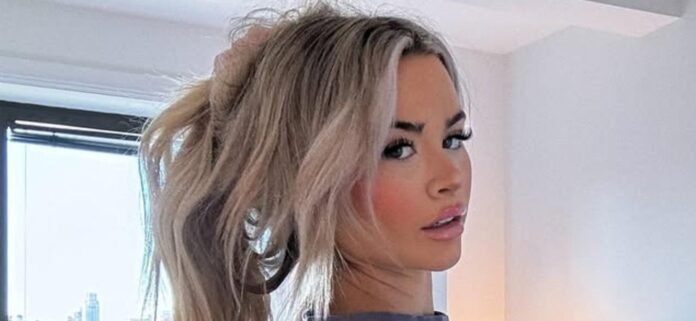 Emily Elizabeth In Black Bikini Shows 'Breakfast With A Busty View'