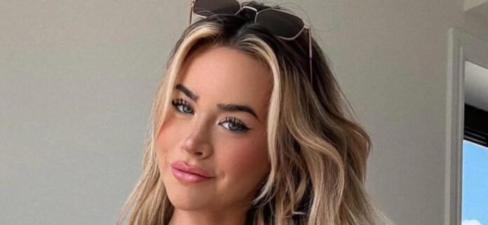 Emily Elizabeth In Tight Printed Bikini Gives A 'Gorgeous Sight'