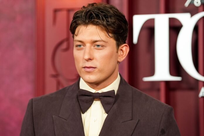 'Broadway’s Beefcake' Tom Francis Takes His Final Sunset Blvd. Bow
