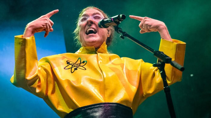 “Weird Al” Yankovic Is “Bigger & Weirder” & Greater Than Ever at Madison Square Garden Concert: Review + Photos