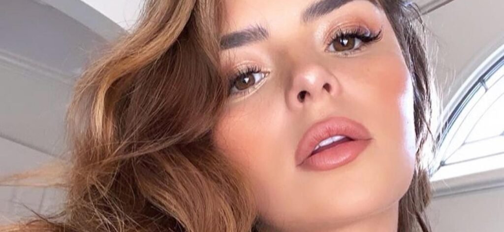 Demi Rose Pulls Down Miniskirt Without Visible Underwear From Hotel Room