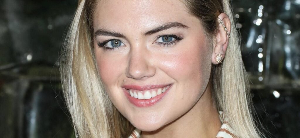 Kate Upton In Plunging Pool Bikini Is A Girl You'd 'Have A Burger' With