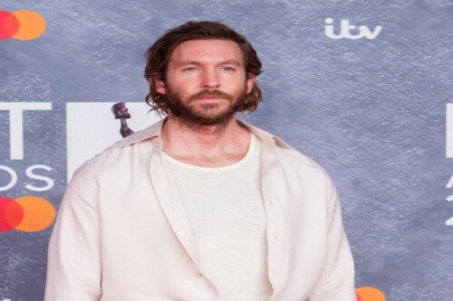 Calvin Harris has shot down rumours of a feud with Miley Cyrus