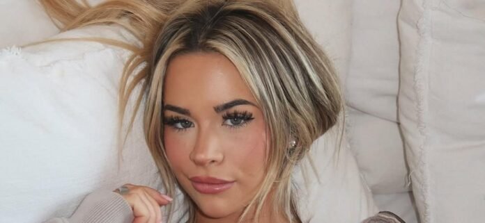 Emily Elizabeth In Pink Bikini Shows Off Her 'Mood'