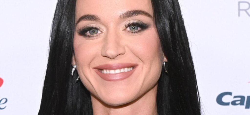 Katy Perry Paddleboarding In Swimsuit Asked Why Family Photos Are 'Censored'