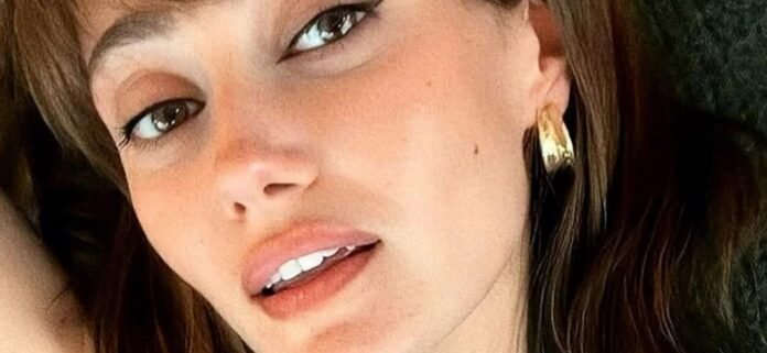 Ella-Purnell-earrings-1300.jpg Ella Purnell Pulling Down Bikini Top 'Will Show' Nipples Given The 'Opportunity'