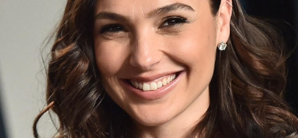 Gal Gadot In Wet Swimsuit Highlights 'Wonder Woman' Body In A Swimming Pool
