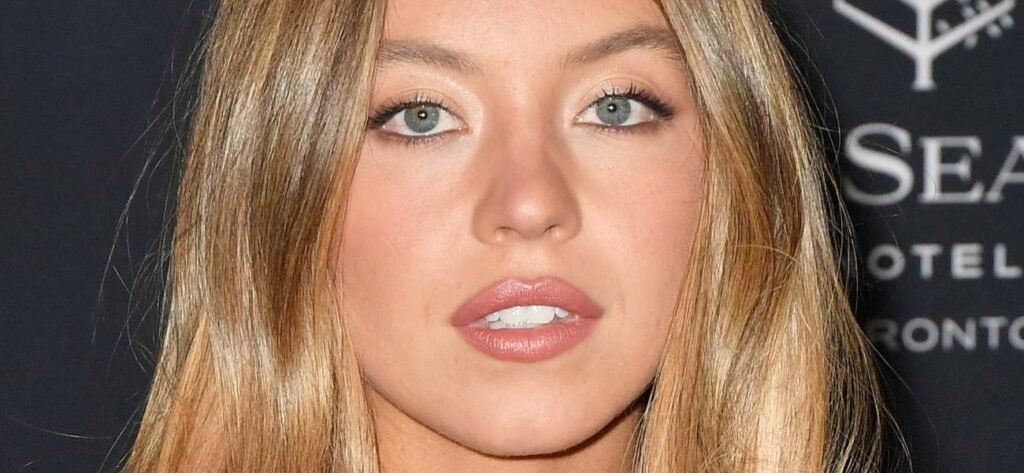 Sydney Sweeney Eating Pizza While Braless Shows Her 'Great Genes'