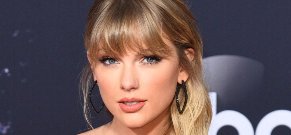 Taylor Swift In Plunging Bodysuit Told She Looks 'Constipated'