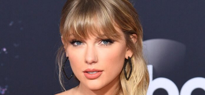 Taylor Swift In Plunging Bodysuit Told She Looks 'Constipated'