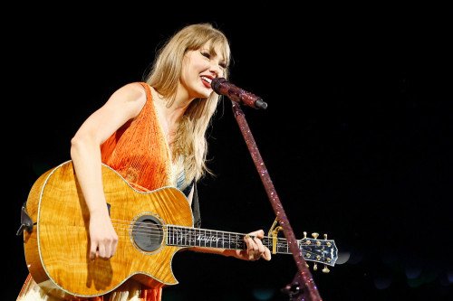 taylor-swift-had-a-bit-of-a-moment-on-stage-as-she-gets-set-.jpg Taylor Swift announces The Official Release Party of a Showgirl global cinema launch party