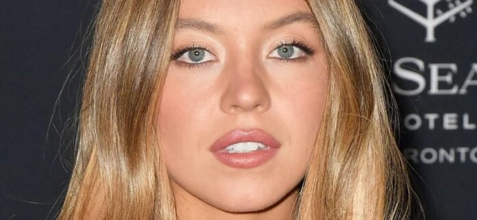 1761225206_Sydney-Sweeney-close-tiff-1300.jpg Sydney Sweeney Caught In Bikini That Doesn't 'Fit' In Florida Paparazzi Photos