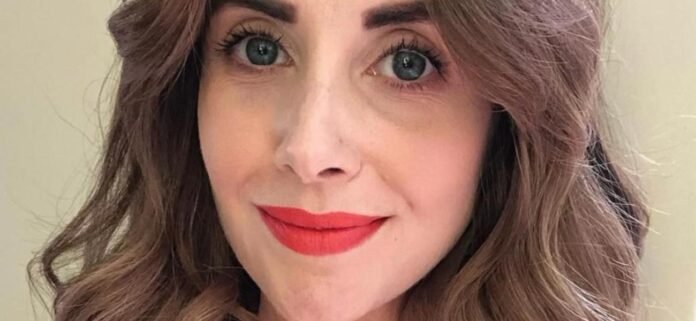 Alison Brie Removing Her Shirtless Raincoat Is 'Bringing Sexy Back'