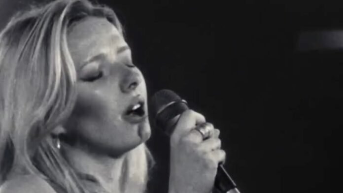 Apple-Martin.jpeg Chris Martin and Gwyneth Paltrow’s Daughter Joins Band Jade Street for Surprise Nashville Performance