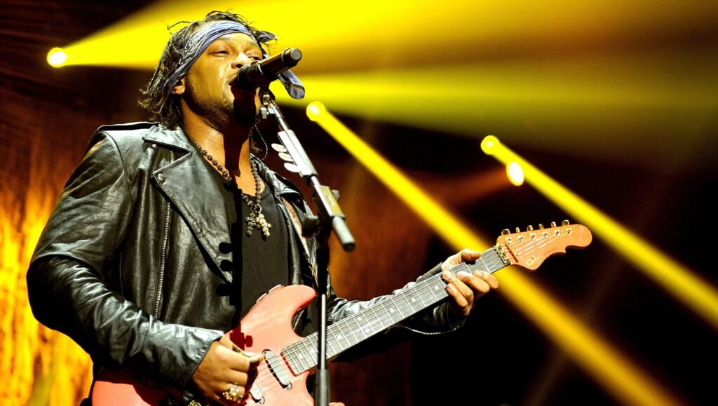 How Many Kids Did D’Angelo Have? Meet His Children With Angie Stone, & More